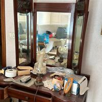 Specchio e tavolino per trucco