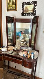 Specchio e tavolino per trucco