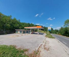 Impianto di erogazione carburante con fabbricato a