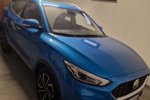 automobile nuova blu metallizzato 