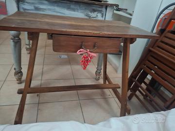 scrittoio artigianale con piano di noce
