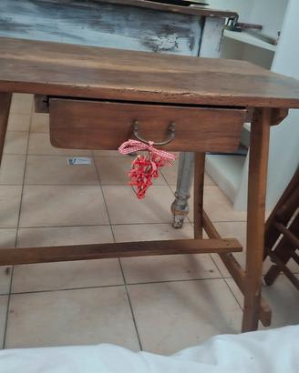 scrittoio artigianale con piano di noce