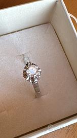 Anello con brillante