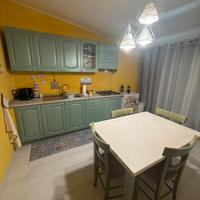 CUCINA CON TAVOLO E SEDIE