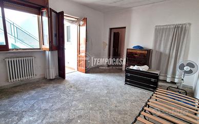 Ampia casa indipendente, con cortile, terrazza e c