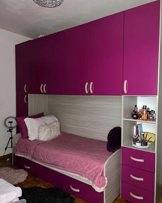 Cameretta completa con letto singolo e cassettiera