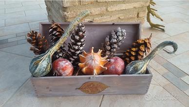 Cofanetto in legno con zucche essiccate