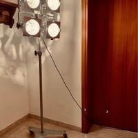 Lampada industrial da terra su stativo