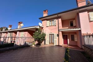 VILLA A SCHIERA A MONTE COMPATRI