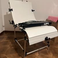Set fotografico con sedia e luce da terra