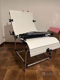 Set fotografico con sedia e luce da terra