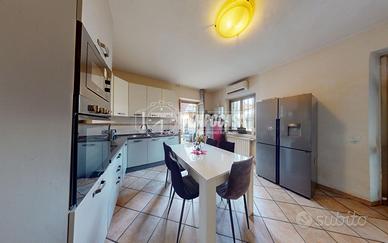 VILLA LIBERA SU 2 LATI CON GIARDINO PRIVATO