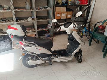 Scooter Elettrico Bianco 