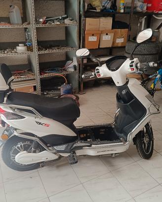 Scooter Elettrico Bianco 