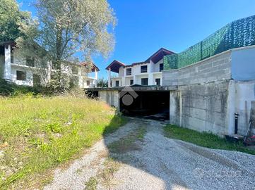 VILLA A SCHIERA A BOCA