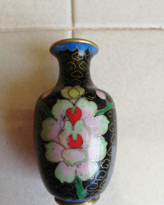 Vaso cloisonne cinese nero con fiori policromo vin