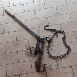 Antico tendifilo in ferro battuto