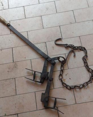 Antico tendifilo in ferro battuto