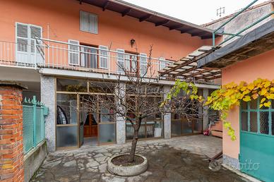 VEROLENGO CASA CON TERRAZZO E CORTILE. BOX AUTO.