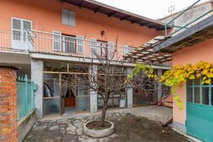 VEROLENGO CASA CON TERRAZZO E CORTILE. BOX AUTO.