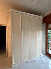 Armadio in legno laccato bianco