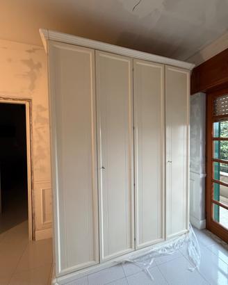 Armadio in legno laccato bianco