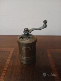 antico macinino pepe in ottone 