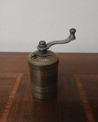 antico macinino pepe in ottone 