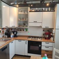 Cucina con tavolo e 4 sedie