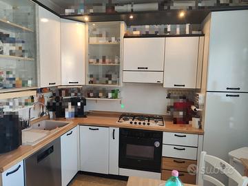 Cucina con tavolo e 4 sedie