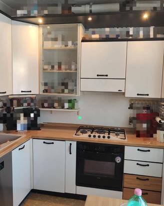 Cucina con tavolo e 4 sedie