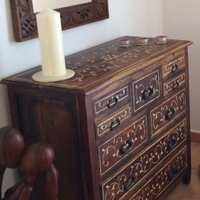 Cassettone etnico in legno massello intarsiato