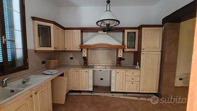 Cucina usata con piano in pietra travertino