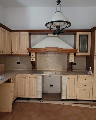 Cucina usata con piano in pietra travertino