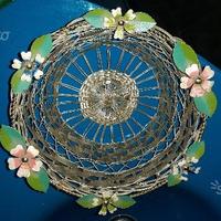 Cestino in metallo con fiori sul bordo