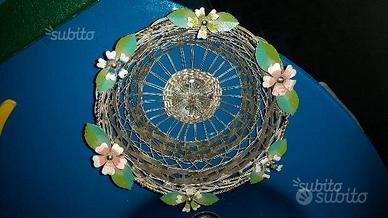 Cestino in metallo con fiori sul bordo