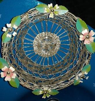 Cestino in metallo con fiori sul bordo