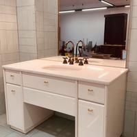 Arredo mobile bagno elegante con piano in marmo