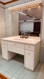 Arredo mobile bagno elegante con piano in marmo