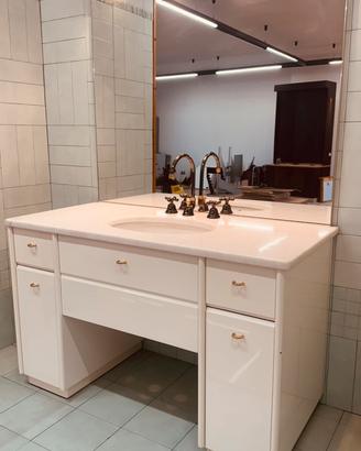 Arredo mobile bagno elegante con piano in marmo