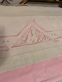 Lenzuolo in lino antico con intaglio