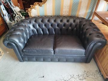Divano in pelle nera stile Chesterfield n. 2 posti