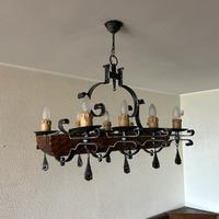 Lampadario ferro battuto e legno rustico