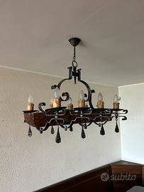 Lampadario ferro battuto e legno rustico