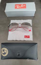 Ray-Ban Aviator RB3025 occhiali da sole a goccia