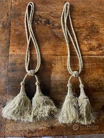 coppia di fermatende in passamaneria con nappe dor