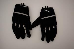 Tuta moto donna con casco, guanti e paraschiena