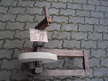cavalletto con pietra affilatrice depoca