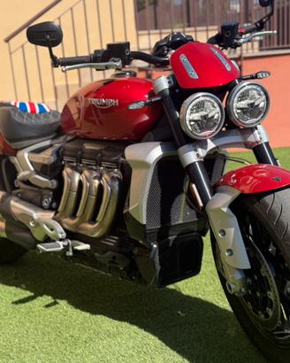 TRIUMPH ROCKET 3R 2500cc di pura emozione