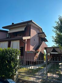 Casa singola con giardino e spazi accessori